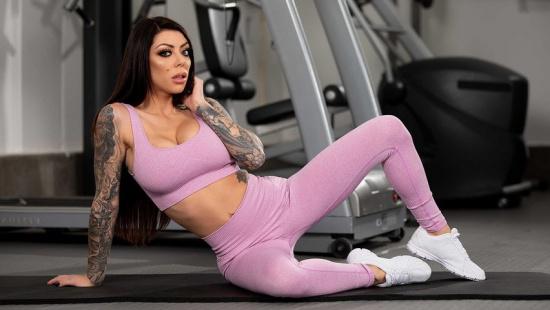 Лесбиянки анальные в фитнес зале шалят интимно